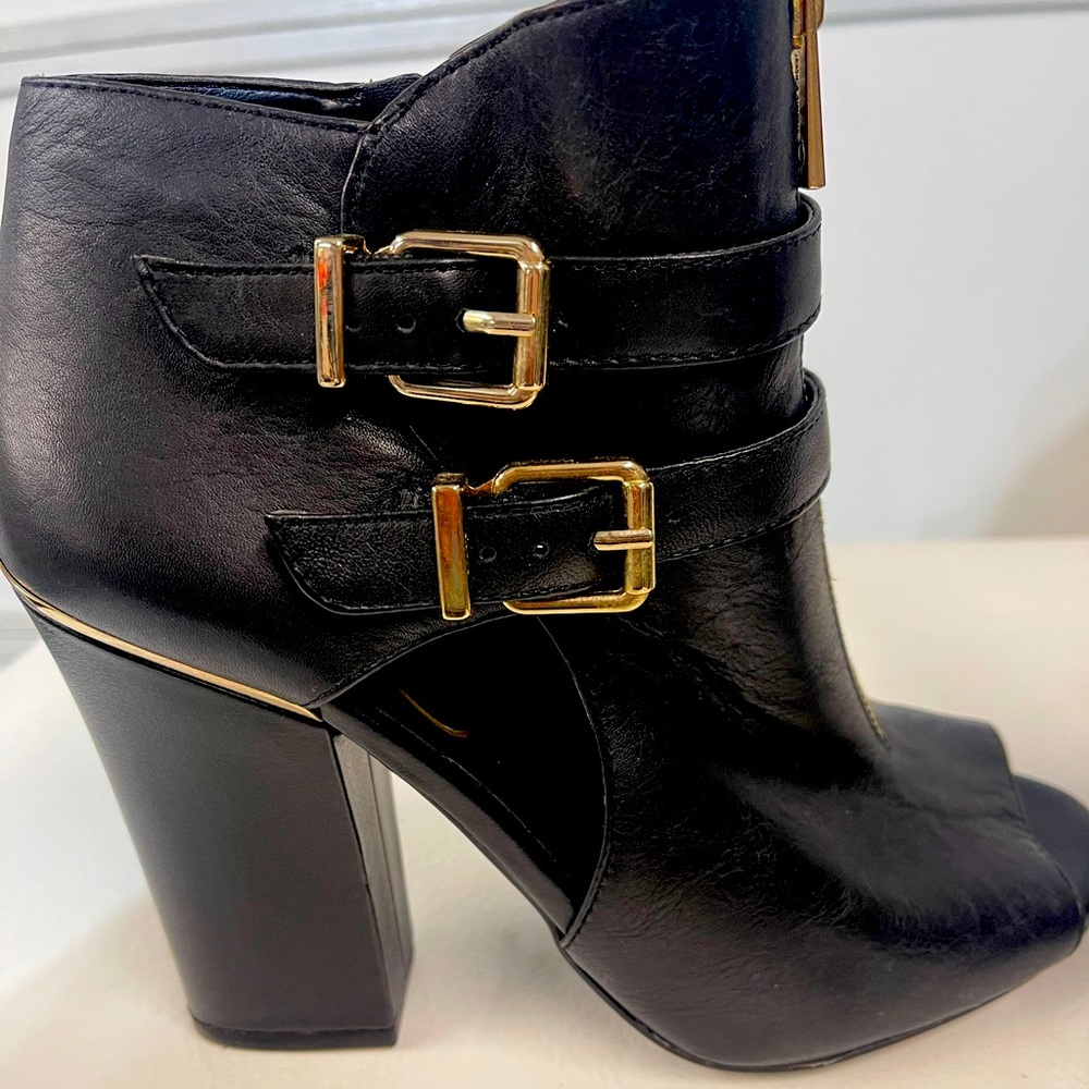 Peep toe bootie